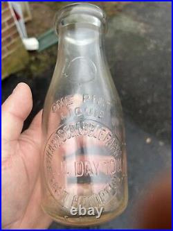 1 Pint HARDSCRABBLE Farm R. J DAYTON East Hampton NY Long Island Milk Bottle